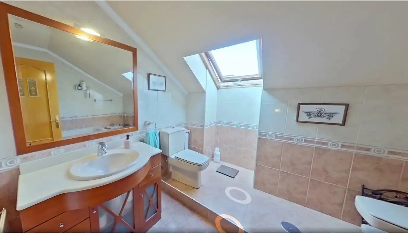 Baño de Dúplex en venta en Oviedo  con Calefacción, Parquet y Terraza