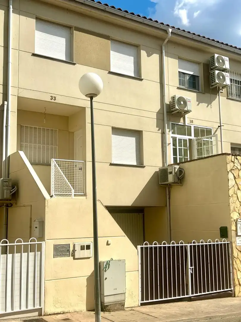 Außenansicht von Einfamilien-Reihenhaus zur Miete in Plasencia mit Heizung und Möbliert