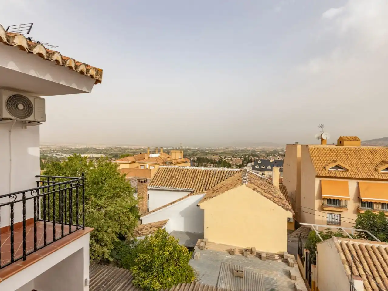 Vista exterior de Casa o xalet en venda en Cájar amb Aire condicionat i Balcó