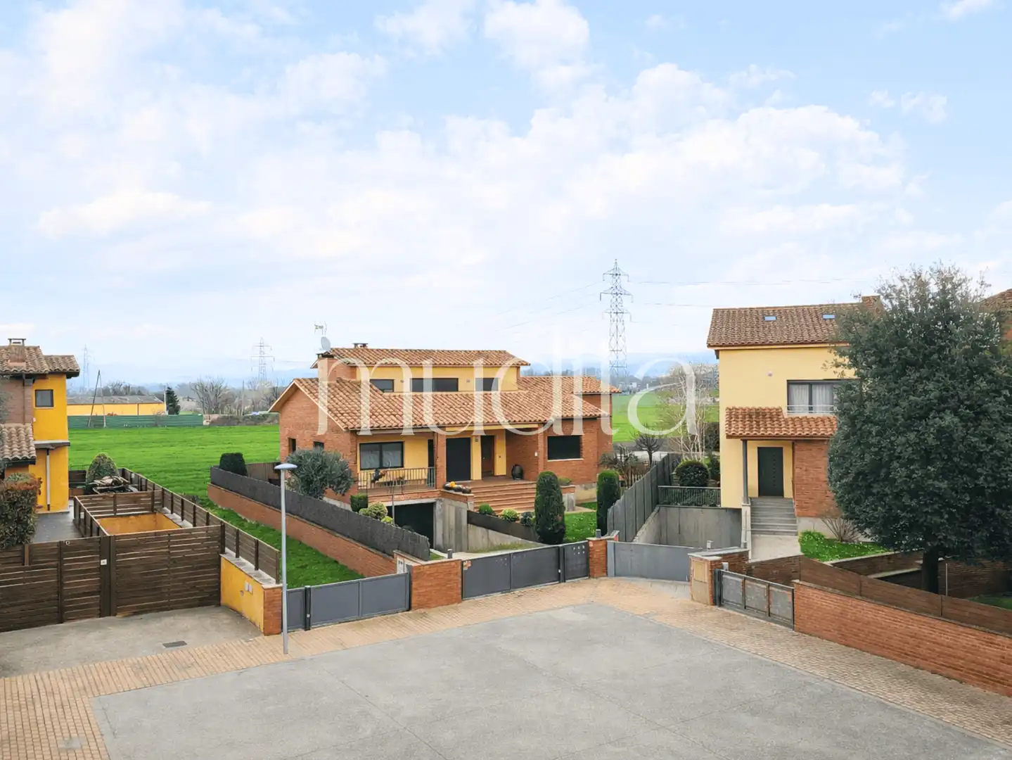 Vista exterior de Casa adosada en venda en Vic amb Calefacció, Jardí privat i Terrassa