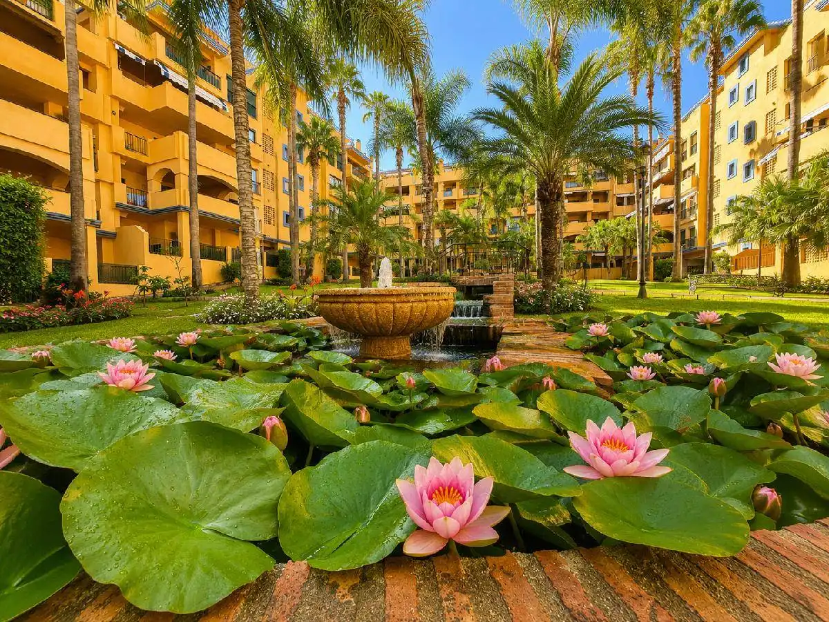 Vista exterior de Pis en venda en Marbella amb Aire condicionat, Terrassa i Piscina