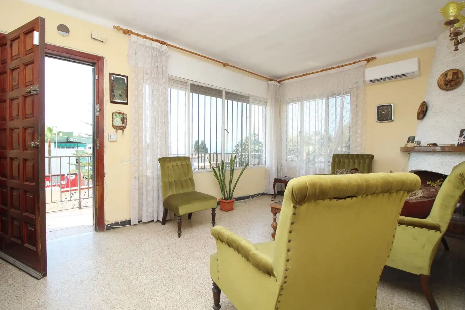 Sala d'estar de Casa o xalet en venda en Rincón de la Victoria amb Aire condicionat, Calefacció i Jardí privat