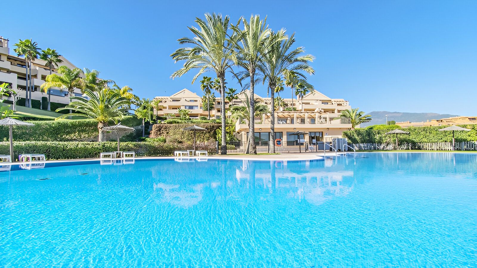 Vista exterior de Ático en venta en Benahavís con Calefacción, Terraza y Piscina