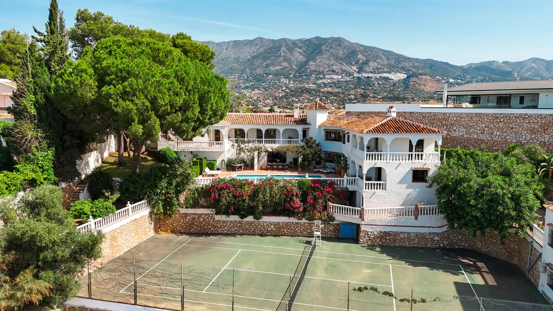 Vista exterior de Casa o xalet en venda en Mijas amb Aire condicionat, Jardí privat i Terrassa