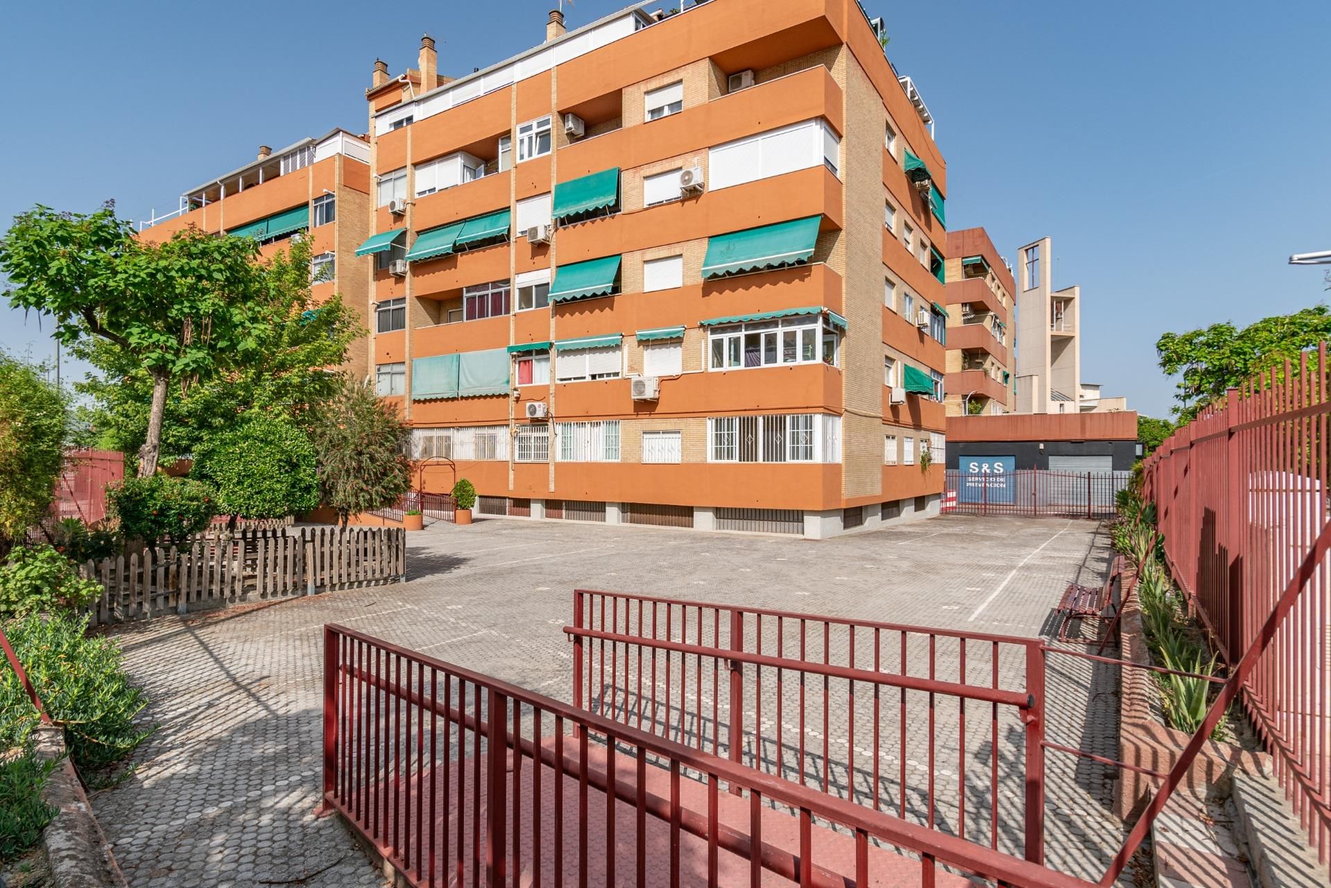 Exterior view of Flat for sale in  Granada Capital  with Terrace and Balcony