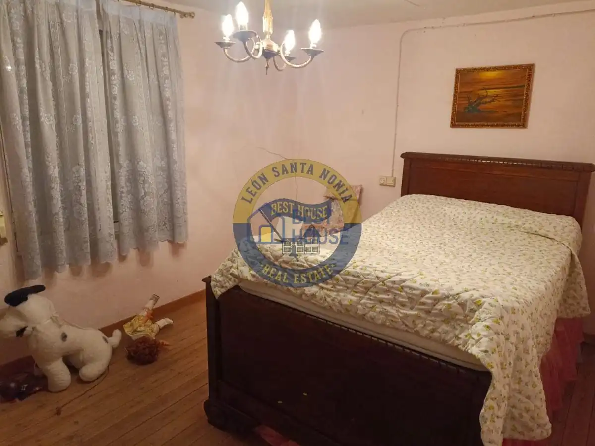 Habitación de Finca rústica en venta en León Capital  con Calefacción y Parquet