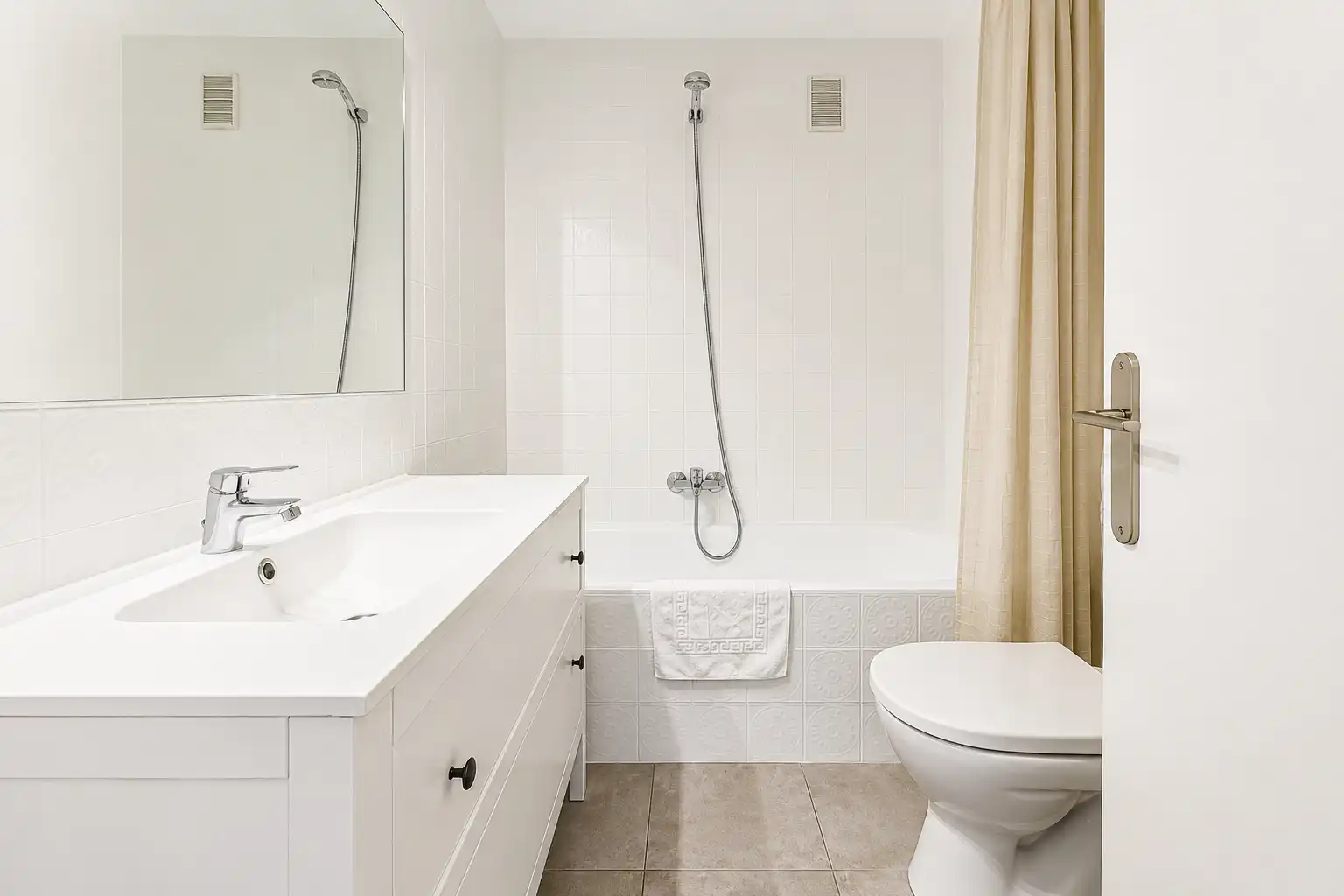 Badezimmer von Wohnung zum Verkauf in Figueres mit Heizung, Parkett und Terrasse