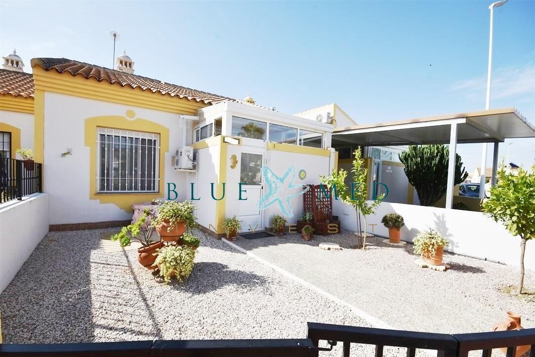 Vista exterior de Casa o xalet en venda en Mazarrón amb Aire condicionat, Jardí privat i Terrassa