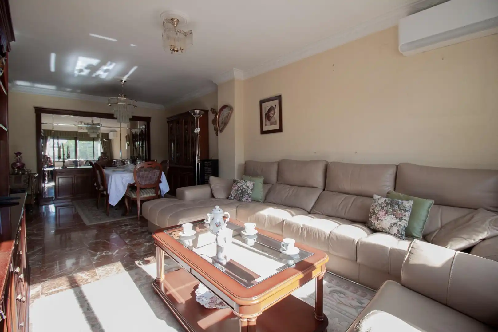 Living room of Flat for sale in Sevilla  with Air Conditioner, Heating and Community pool