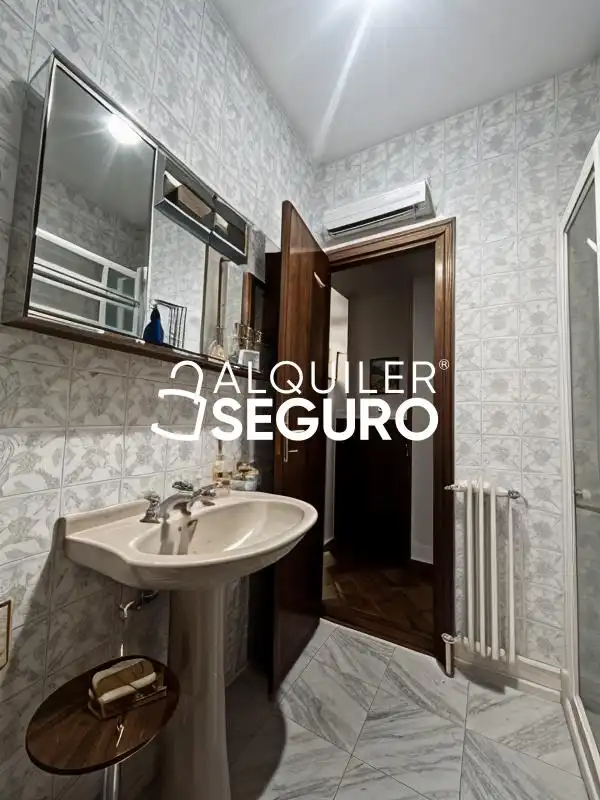 Baño de Piso de alquiler en Madrid con Calefacción y Amueblado