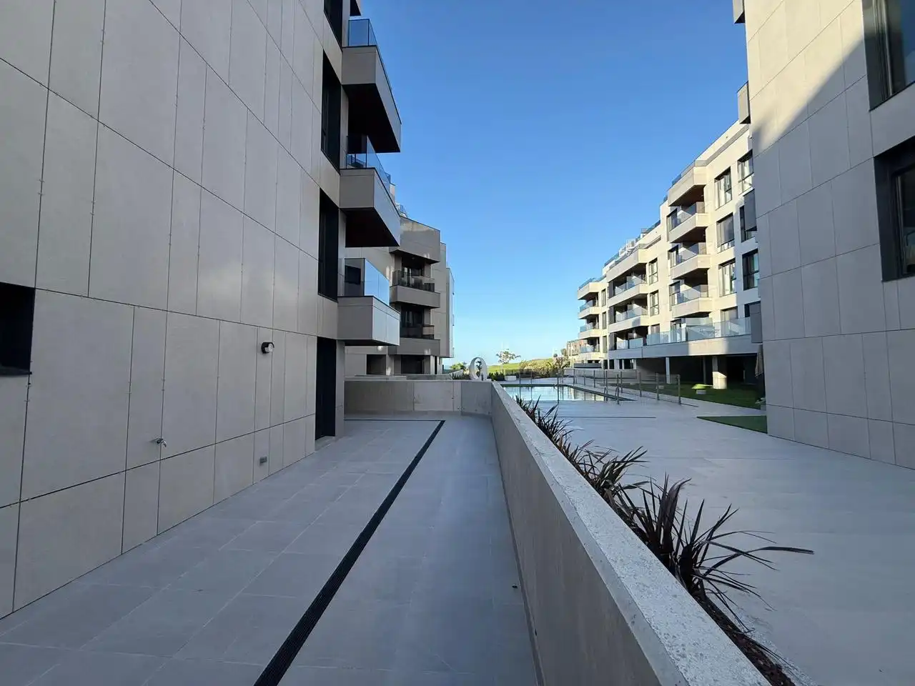 Vista exterior de Planta baixa en venda en Castro-Urdiales amb Terrassa, Traster i Piscina comunitària