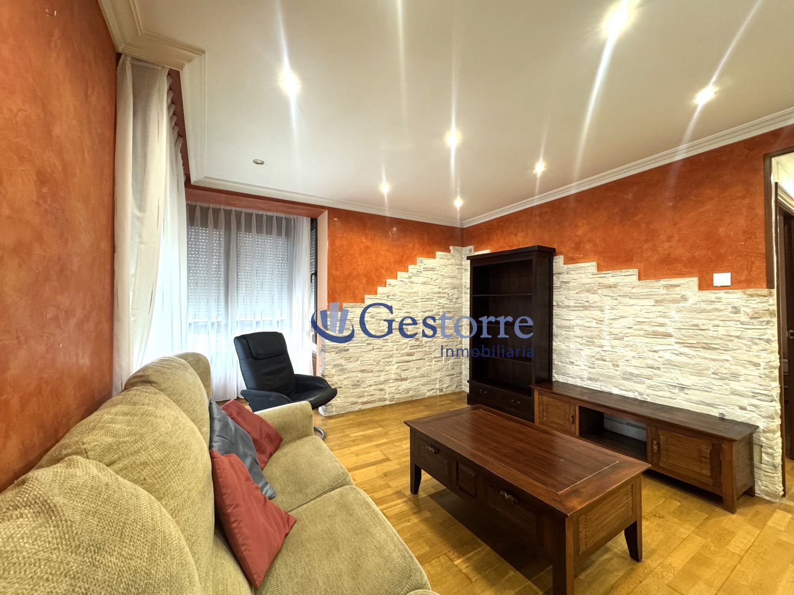 Sala d'estar de Pis de lloguer en Gijón  amb Calefacció, Parquet i Moblat