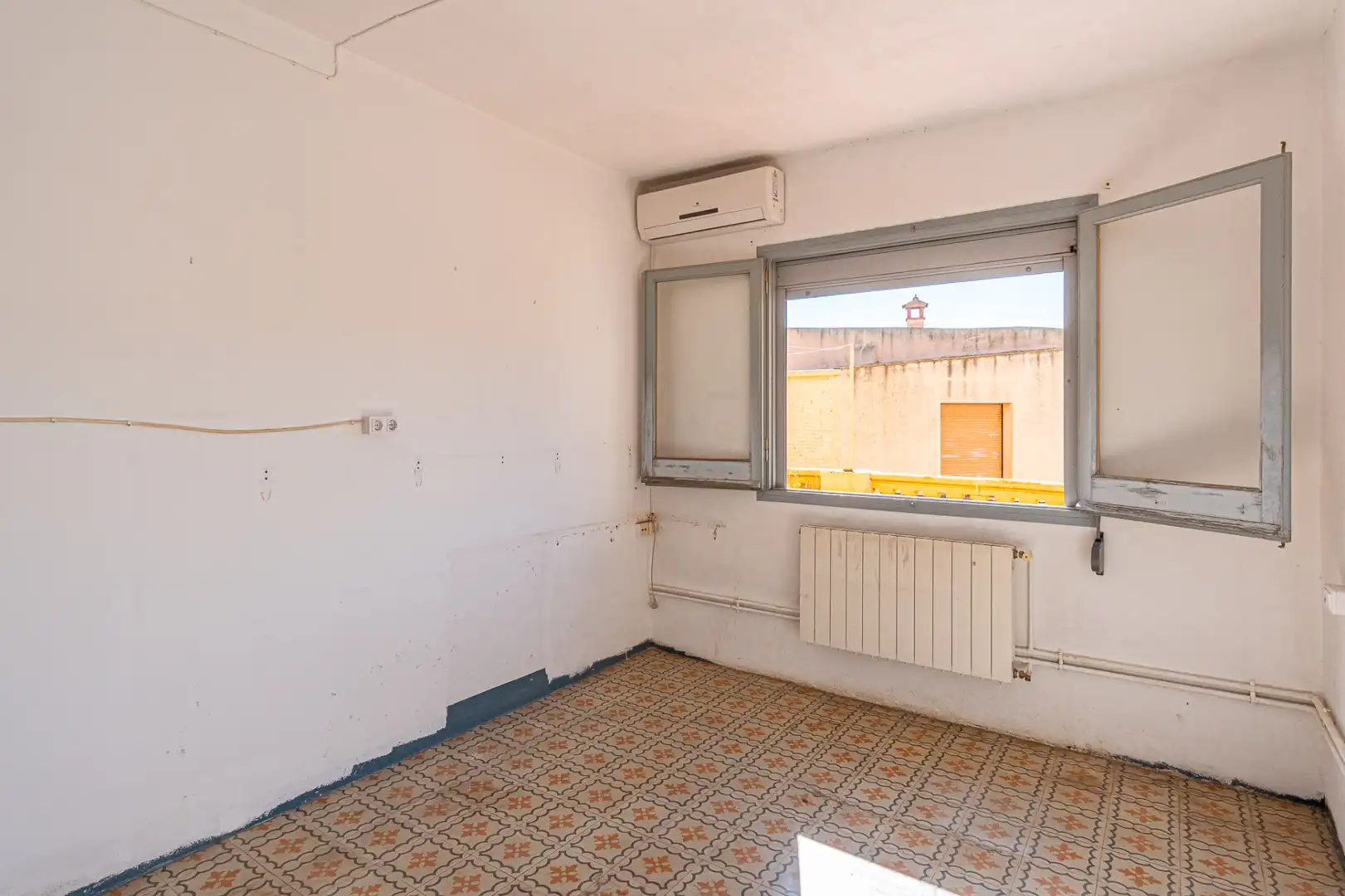 Bedroom of Detached homes for sale in Llers  with Air Conditioner, Heating and Terrace