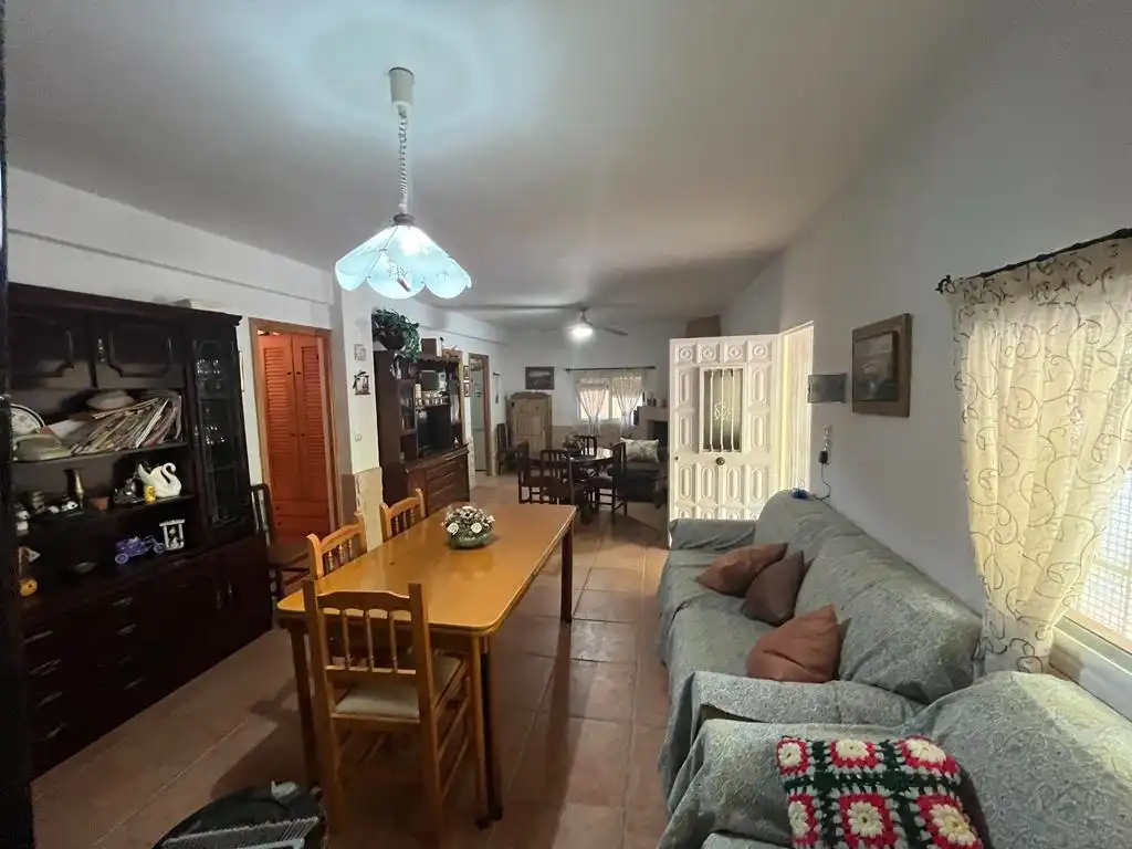 Sala d'estar de Finca rústica en venda en Lezuza amb Traster, Piscina i Moblat
