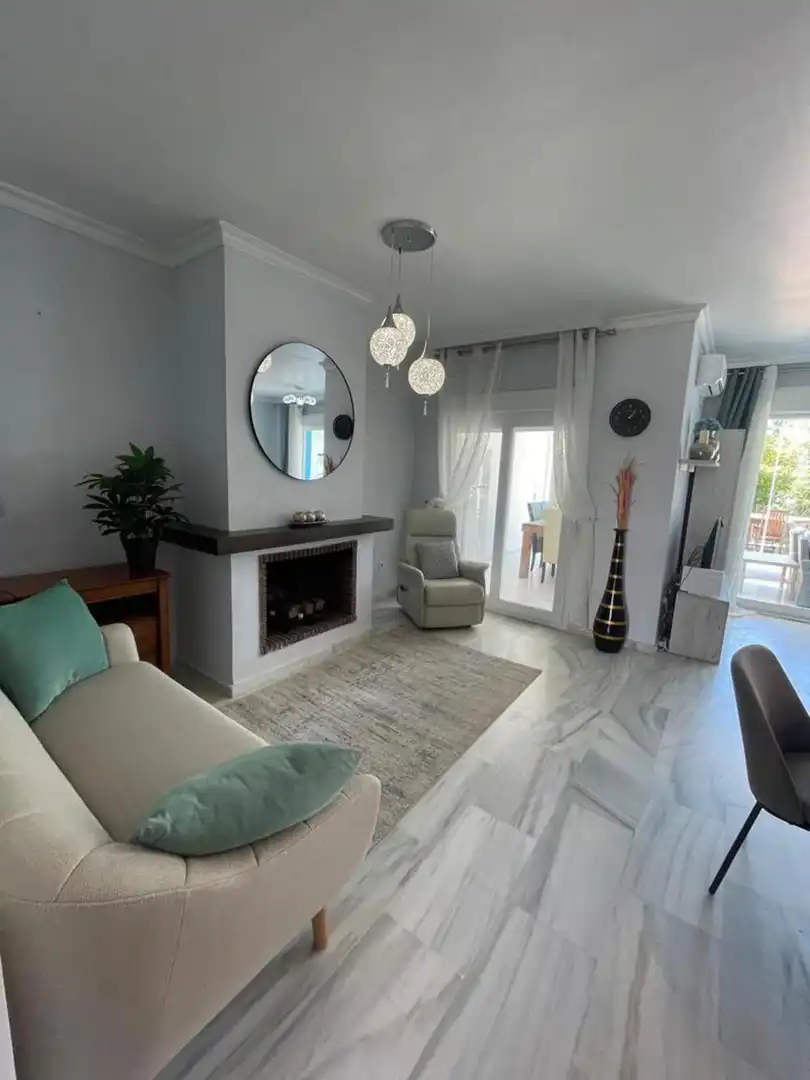 Sala d'estar de Casa adosada de lloguer en Marbella amb Aire condicionat, Jardí privat i Terrassa