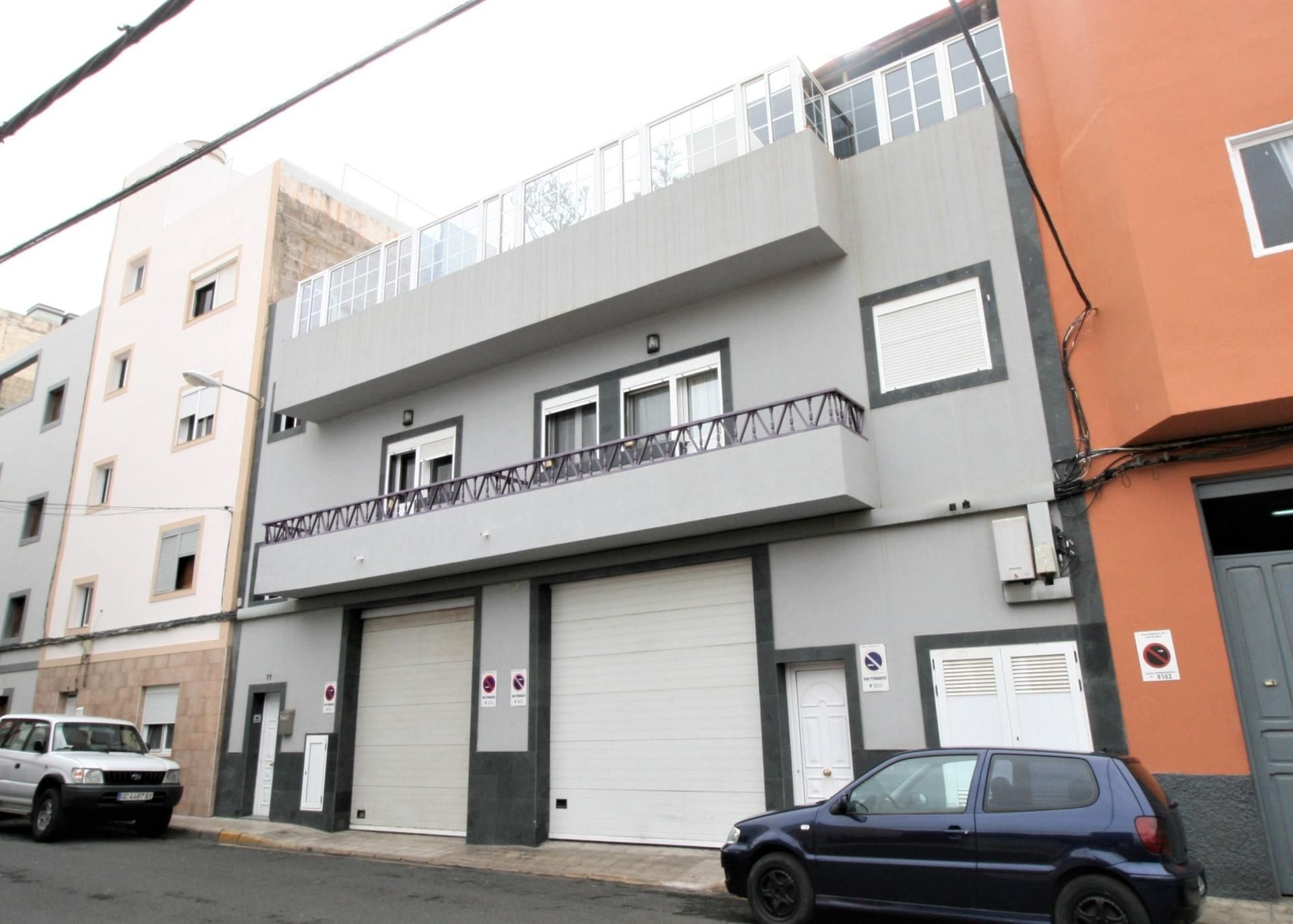 Vista exterior de Casa o xalet en venda en Las Palmas de Gran Canaria amb Aire condicionat, Terrassa i Traster