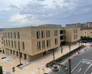 Vista exterior de Estudi en venda en  Logroño