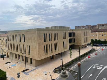 Vista exterior de Estudi en venda en  Logroño