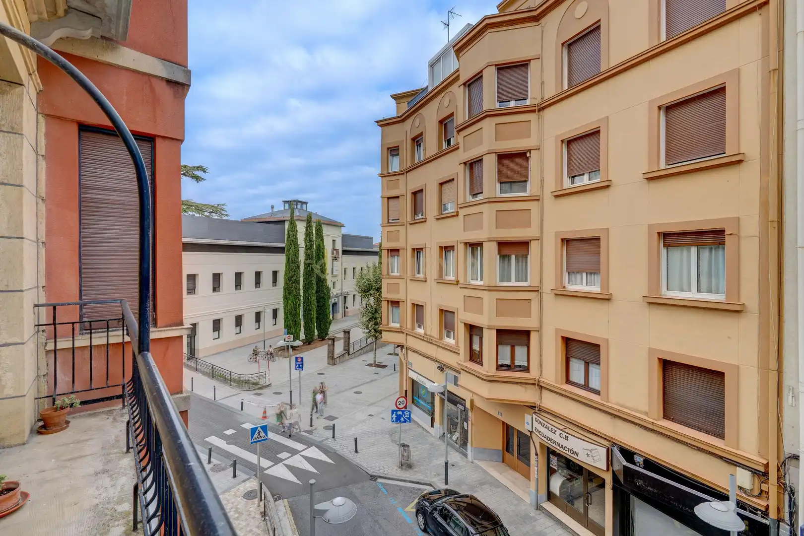 Vista exterior de Apartament en venda en Irun  amb Traster i Balcó