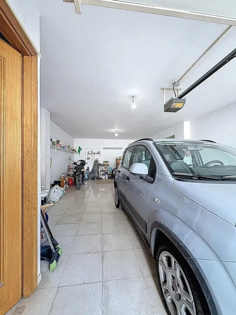 Parkplatz von Einfamilien-Reihenhaus zum Verkauf in Granada mit Klimaanlage, Privatgarten und Terrasse