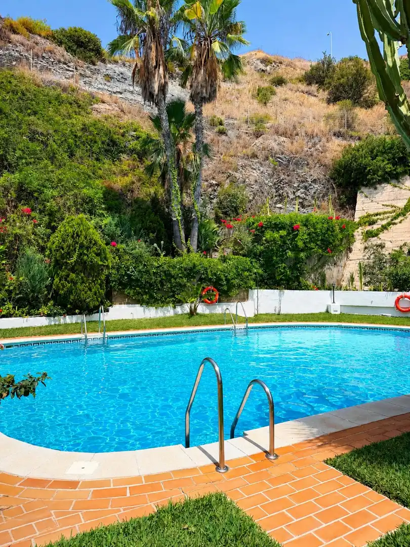 Piscina de Piso de alquiler en Almuñécar con Amueblado, Balcón y Piscina comunitaria