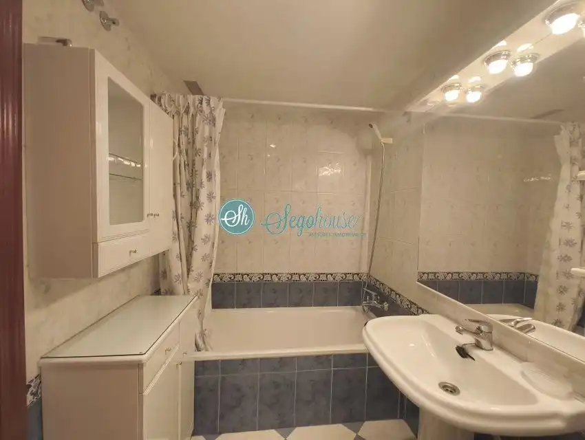 Bathroom of Flat for rent in Segovia  with Heating, Parquet flooring and Terrace