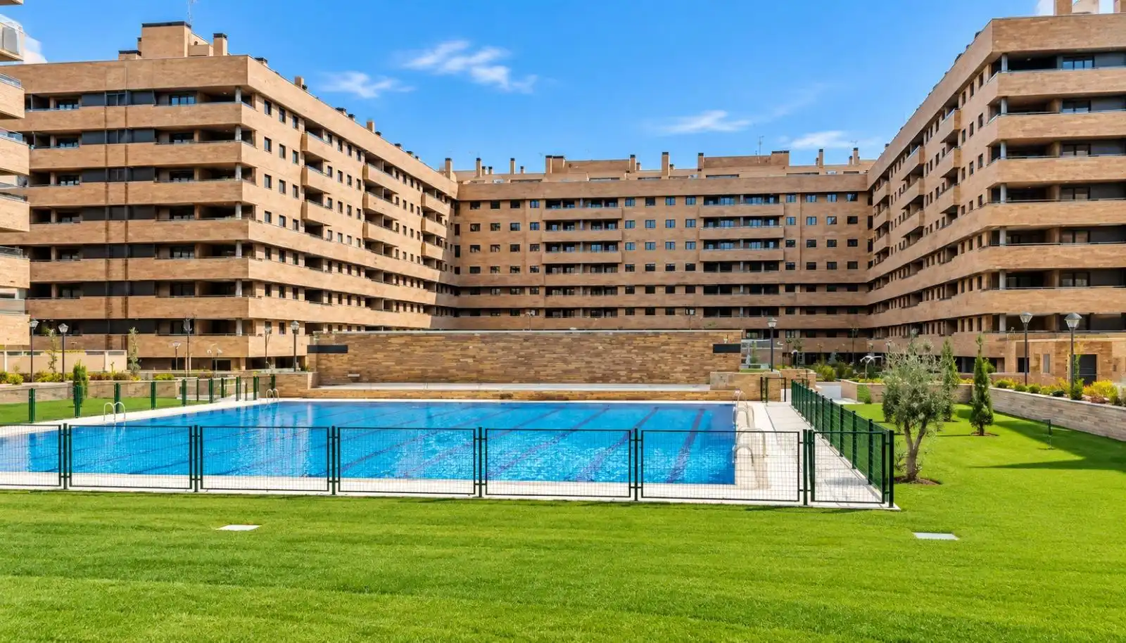Swimming pool of Flat for sale in El Quiñón  