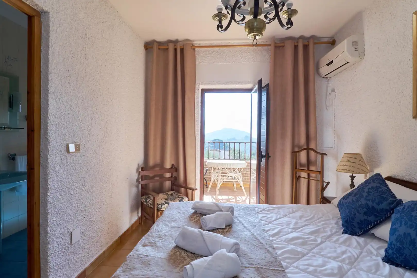 Dormitori de Finca rústica en venda en Jaén amb Aire condicionat, Calefacció i Jardí privat