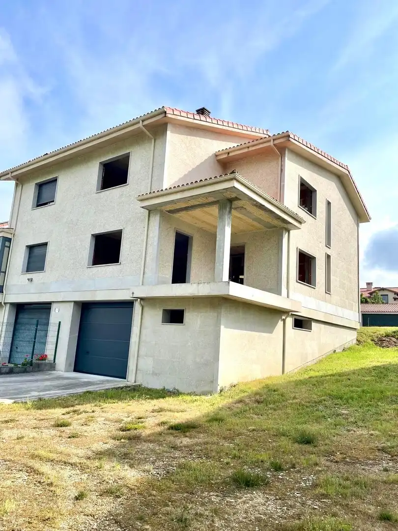 Vista exterior de Casa adosada en venta en A Merca   con Calefacción, Jardín privado y Terraza
