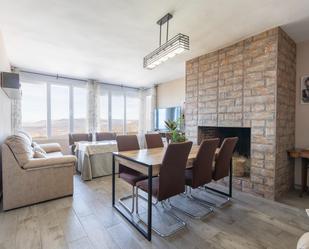 Sala d'estar de Casa o xalet en venda en La Zubia amb Aire condicionat, Terrassa i Piscina