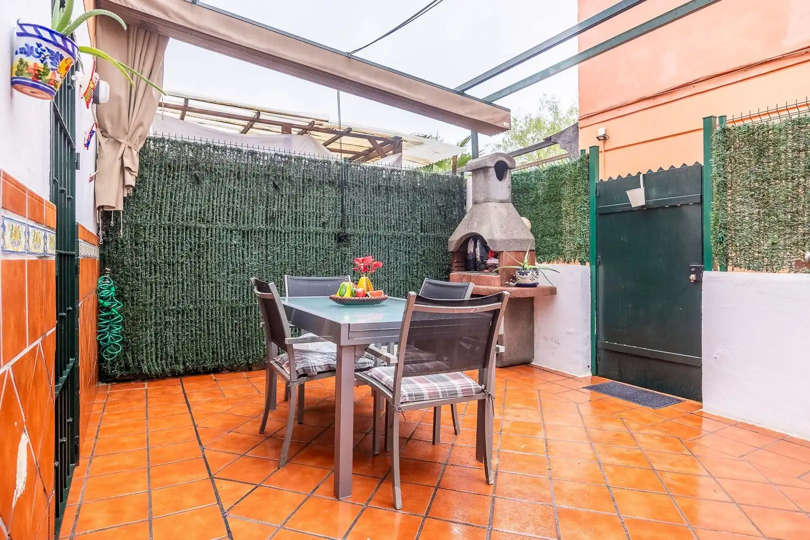 Terrassa de Casa adosada en venda en Dos Hermanas amb Aire condicionat, Jardí privat i Piscina comunitària