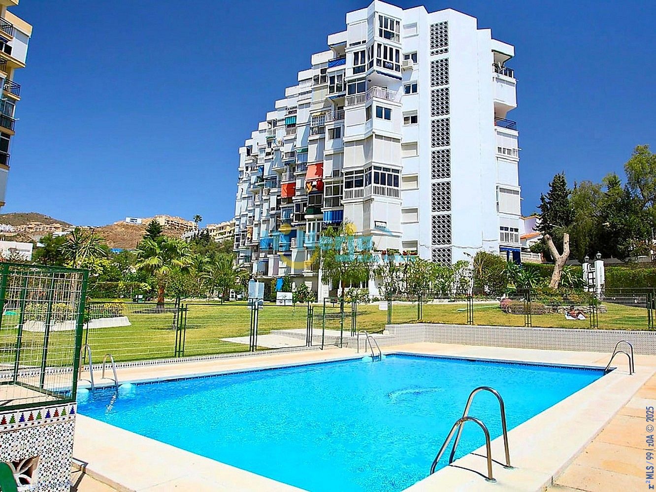 Vista exterior de Estudi en venda en Rincón de la Victoria amb Jardí privat, Piscina i Moblat