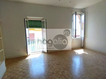 Piso con balcón en alquiler en Casco Antiguo