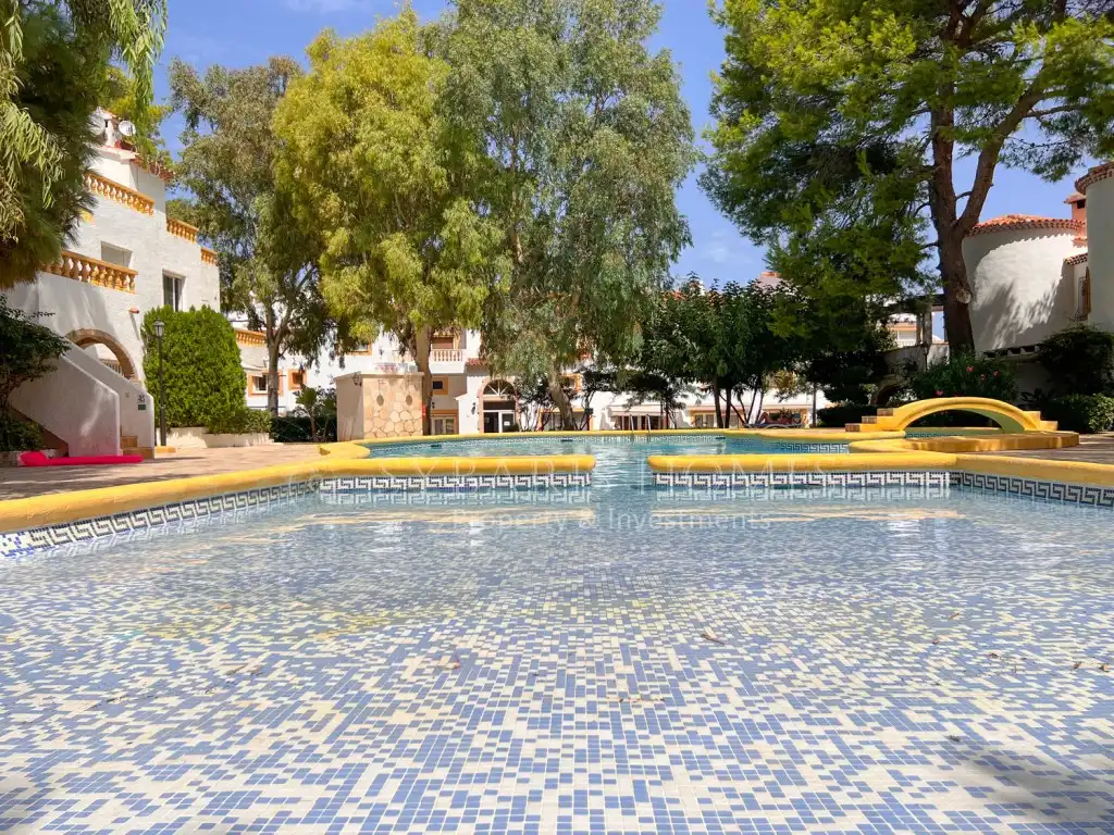 Schwimmbecken von Einfamilien-Reihenhaus zum Verkauf in Dénia mit Klimaanlage und Gemeinschaftspool