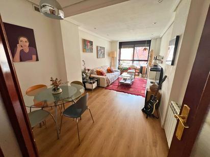 Living room of Flat for sale in  Madrid Capital  with Air Conditioner, Heating and Community pool