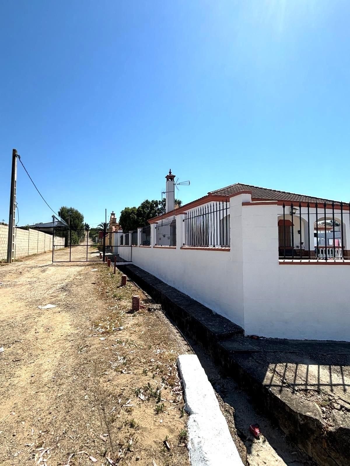 Vista exterior de Casa o xalet en venda en Villaverde del Río amb Piscina