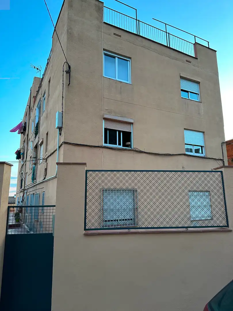 Vista exterior de Pis en venda en Santa Coloma de Gramenet amb Terrassa i Balcó