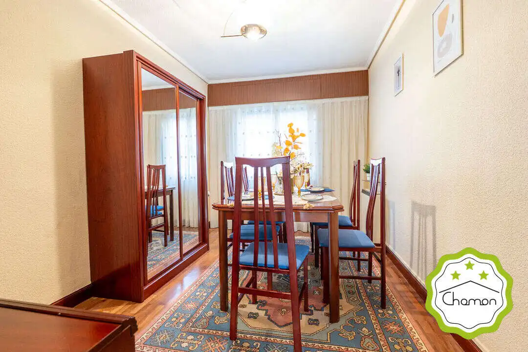 Comedor de Piso en venta en Bilbao  con Calefacción, Jardín privado y Amueblado