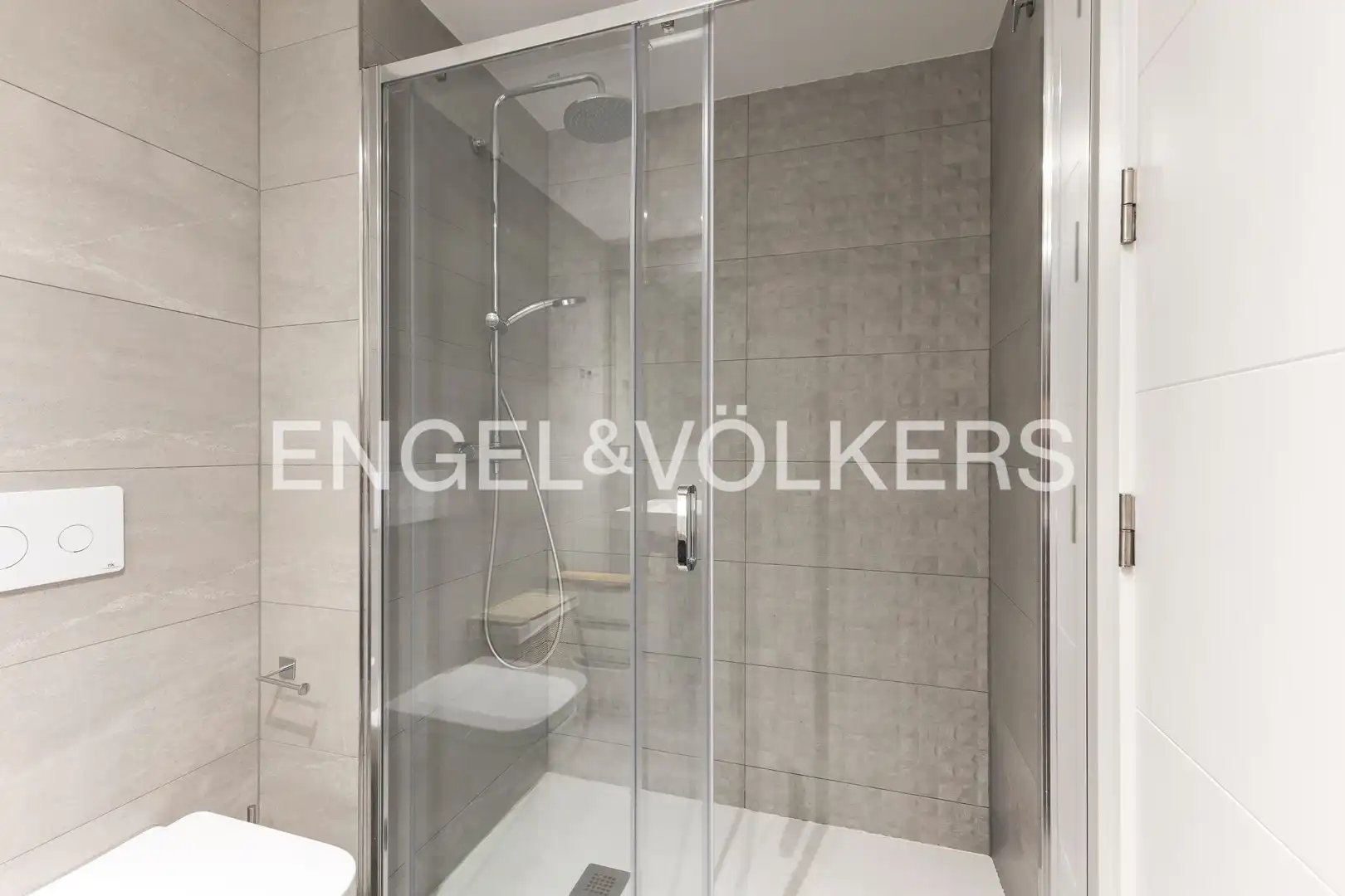 Bathroom of Flat for sale in Madrid  with Air Conditioner, Heating and Terrace