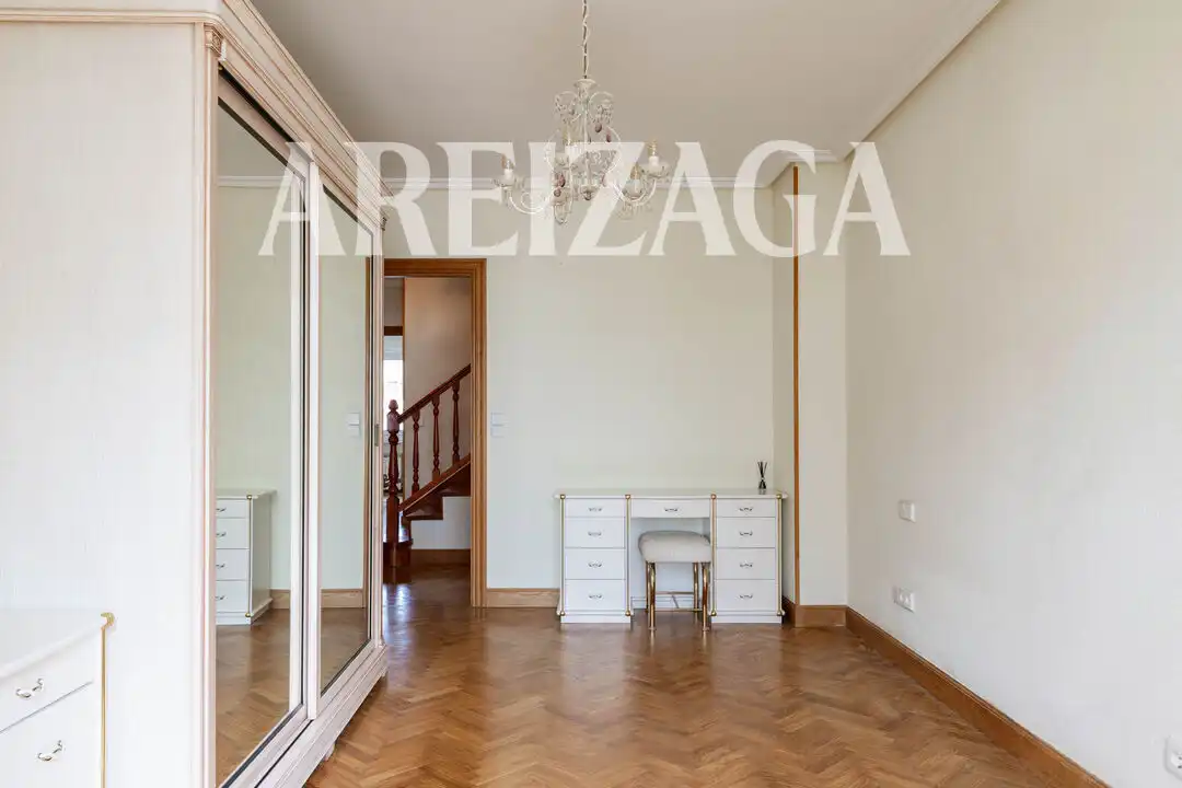 Dormitori de Casa o xalet en venda en Donostia - San Sebastián  amb Calefacció, Jardí privat i Terrassa