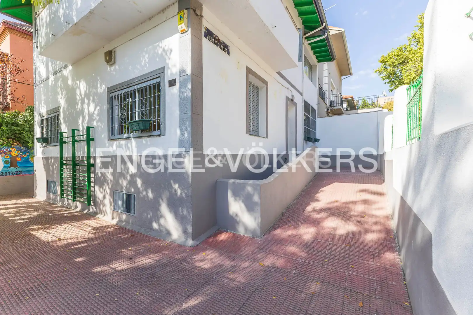 Vista exterior de Casa o xalet en venda en Madrid amb Calefacció, Jardí privat i Balcó