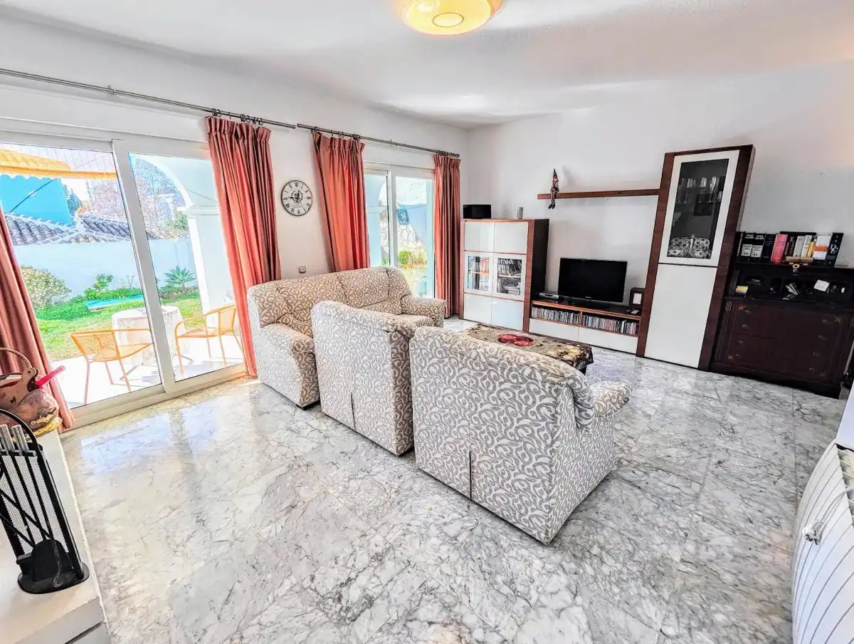 Sala d'estar de Casa o xalet en venda en Benalmádena amb Aire condicionat, Jardí privat i Terrassa