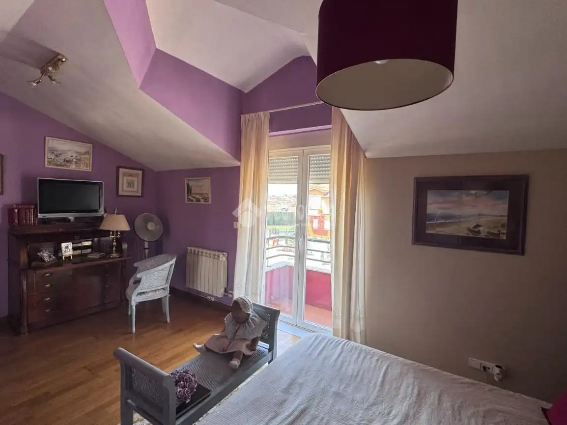 Habitación de Casa adosada en venta en Valdefresno con Calefacción, Parquet y Piscina comunitaria