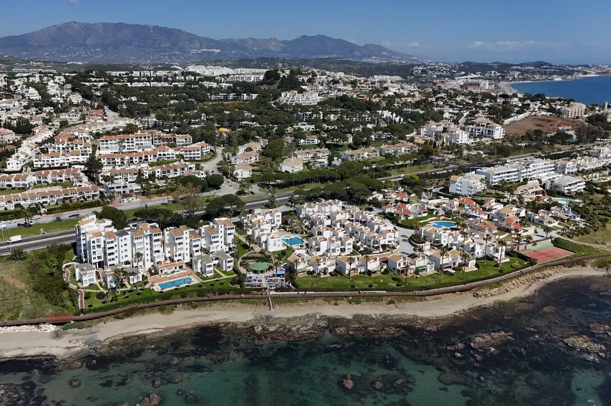 Vista exterior de Casa adosada en venda en Mijas amb Aire condicionat, Calefacció i Terrassa