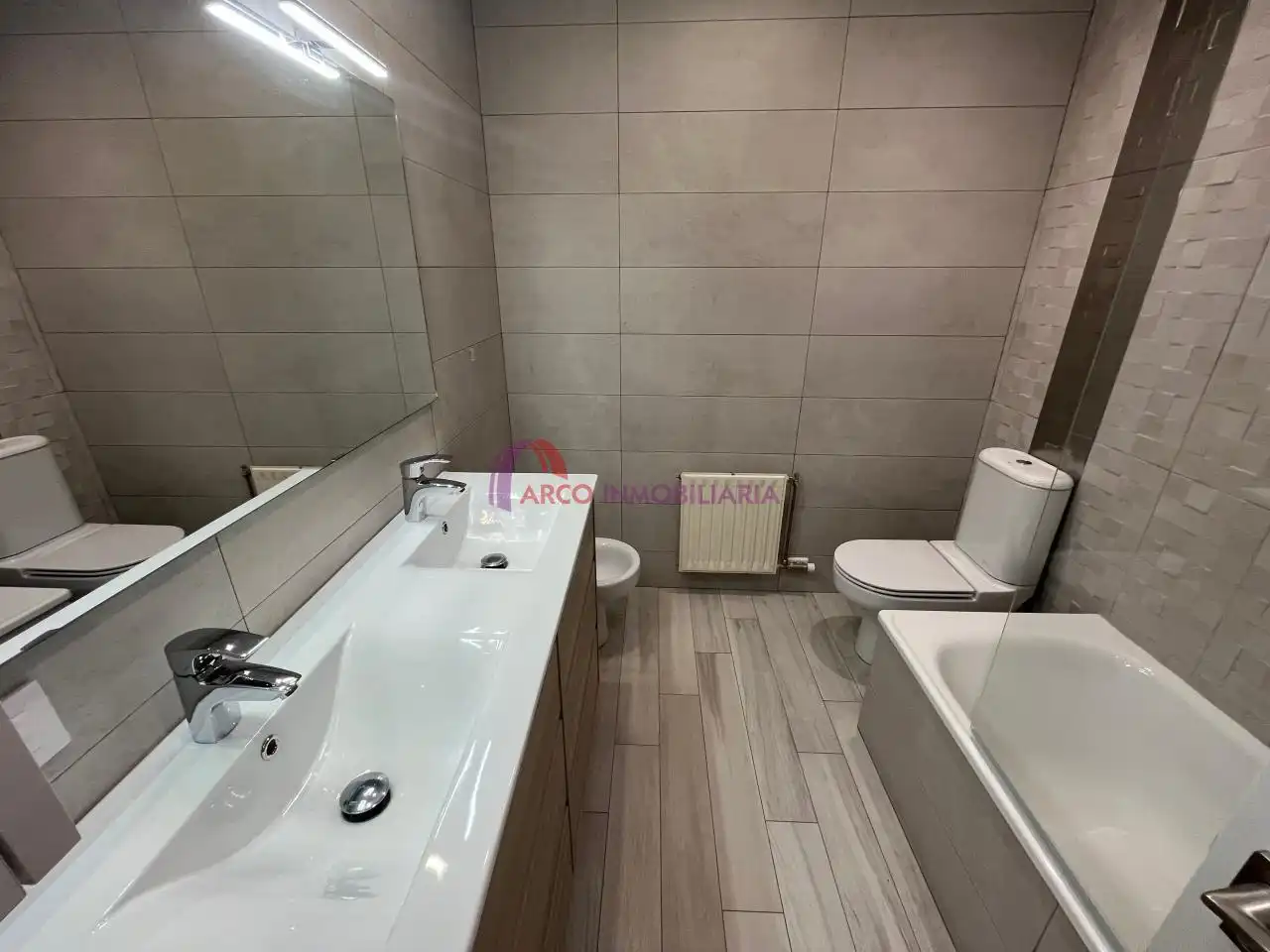 Bany de Apartament en venda en Burgos amb Calefacció, Terrassa i Traster