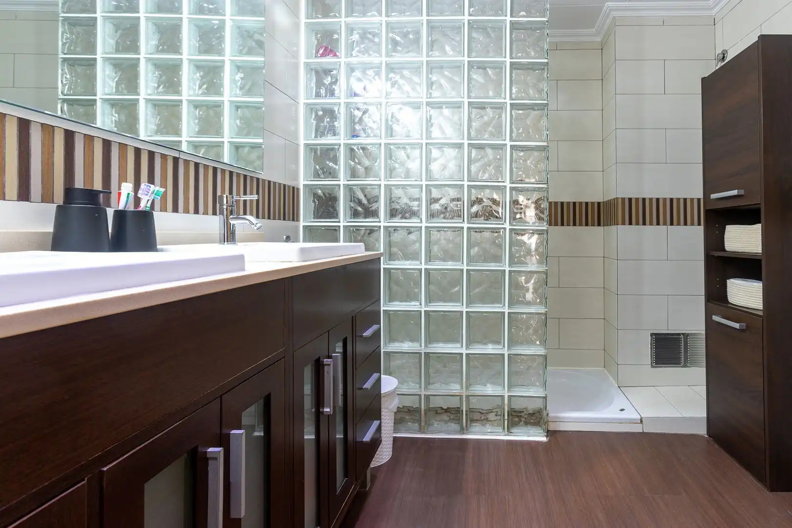 Badezimmer von Einfamilien-Reihenhaus zum Verkauf in Roses mit Klimaanlage, Heizung und Terrasse