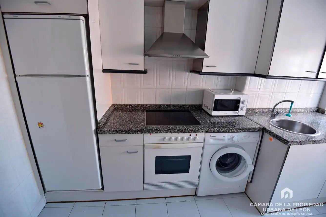 Küche von Wohnung zur Miete in San Andrés del Rabanedo mit Abstellraum und Möbliert
