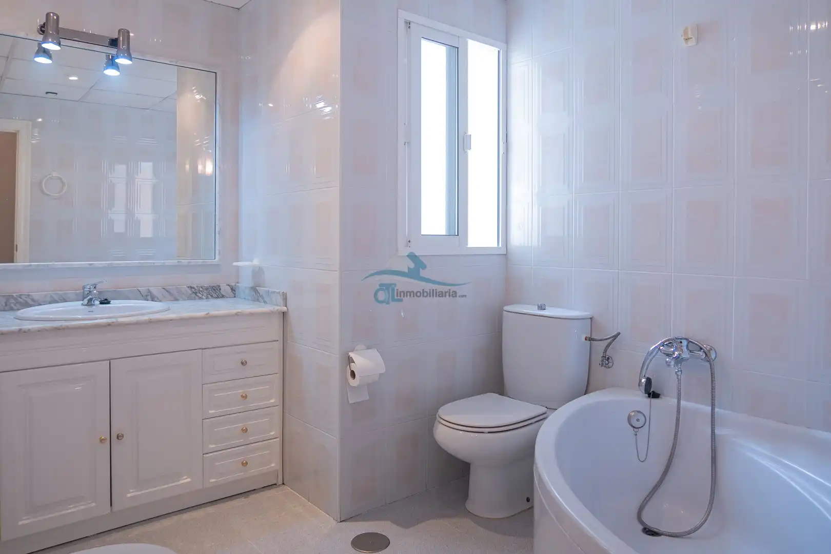 Badezimmer von Wohnung zur Miete in Linares mit Klimaanlage, Möbliert und Ofen