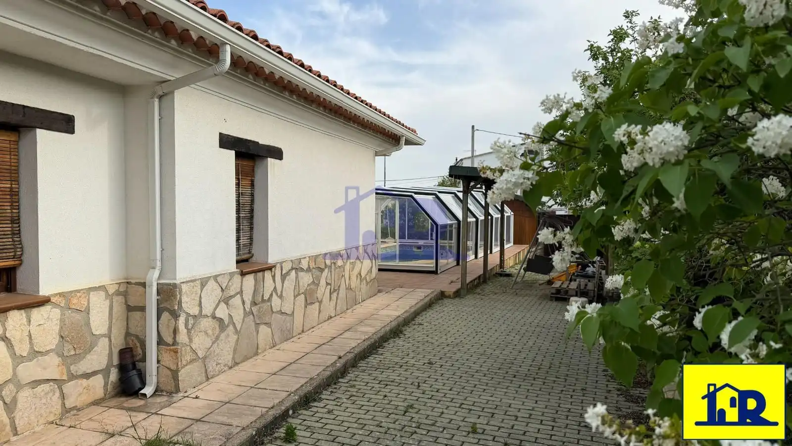 Vista exterior de Casa o xalet en venda en Villalba de la Sierra amb Calefacció, Traster i Piscina