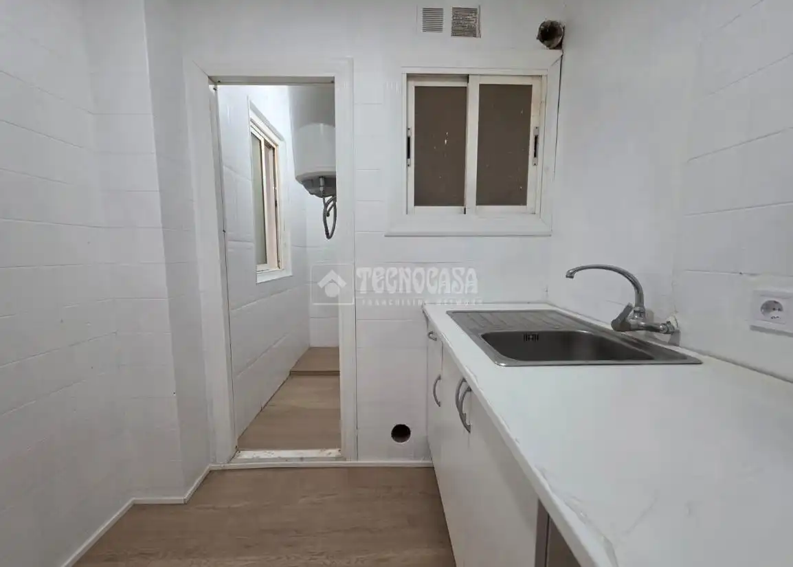 Cuina de Pis en venda en Santa Coloma de Gramenet amb Parquet i Terrassa